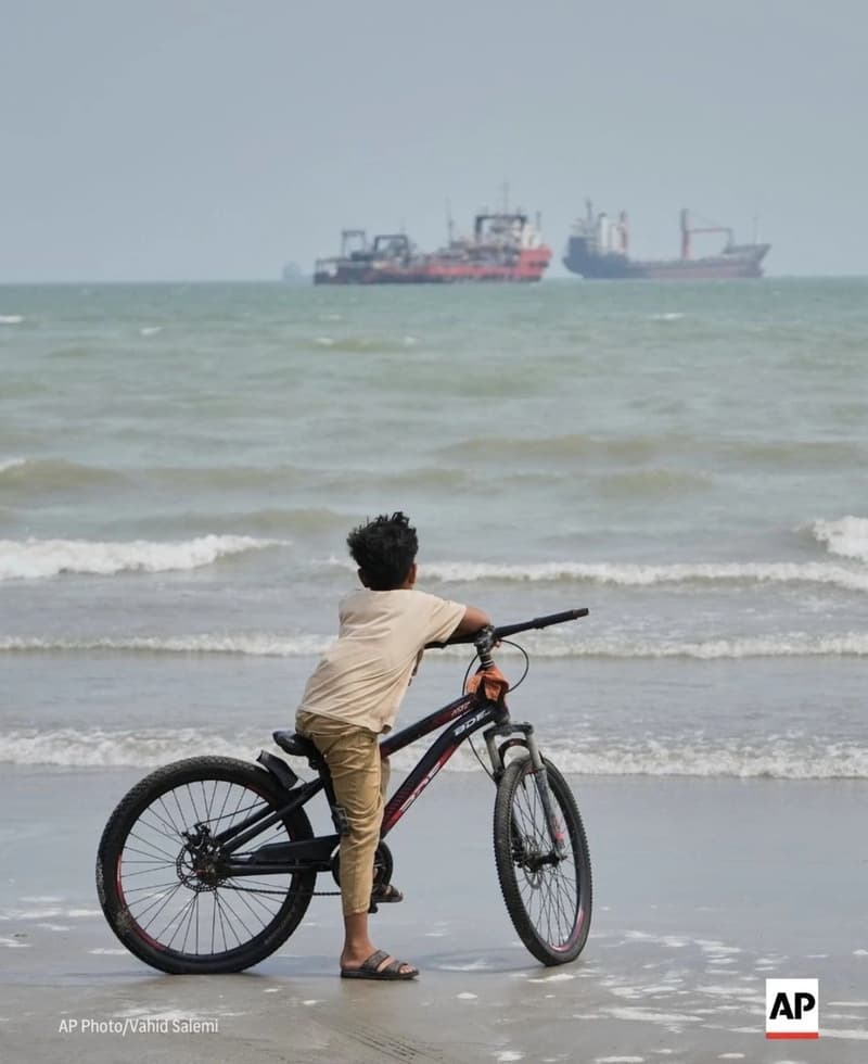Iran Issues 7-Day Ultimatum for Strait of Hormuz Access
